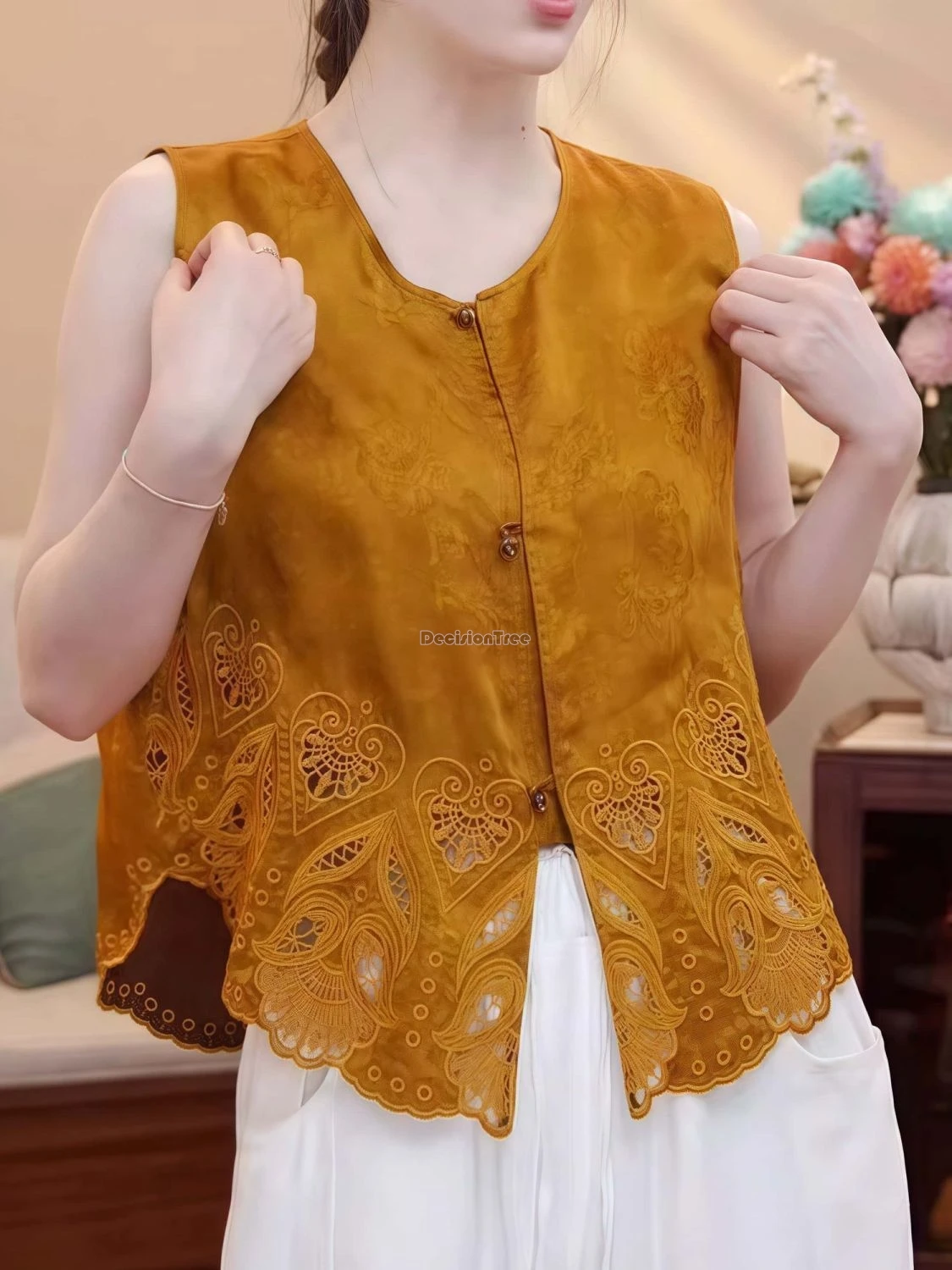 

Новинка 2025, женский улучшенный Cheongsam в китайском стиле в стиле ретро, жилет без рукавов с вырезом на пуговицах, свободный повседневный костюм Тан, жилет