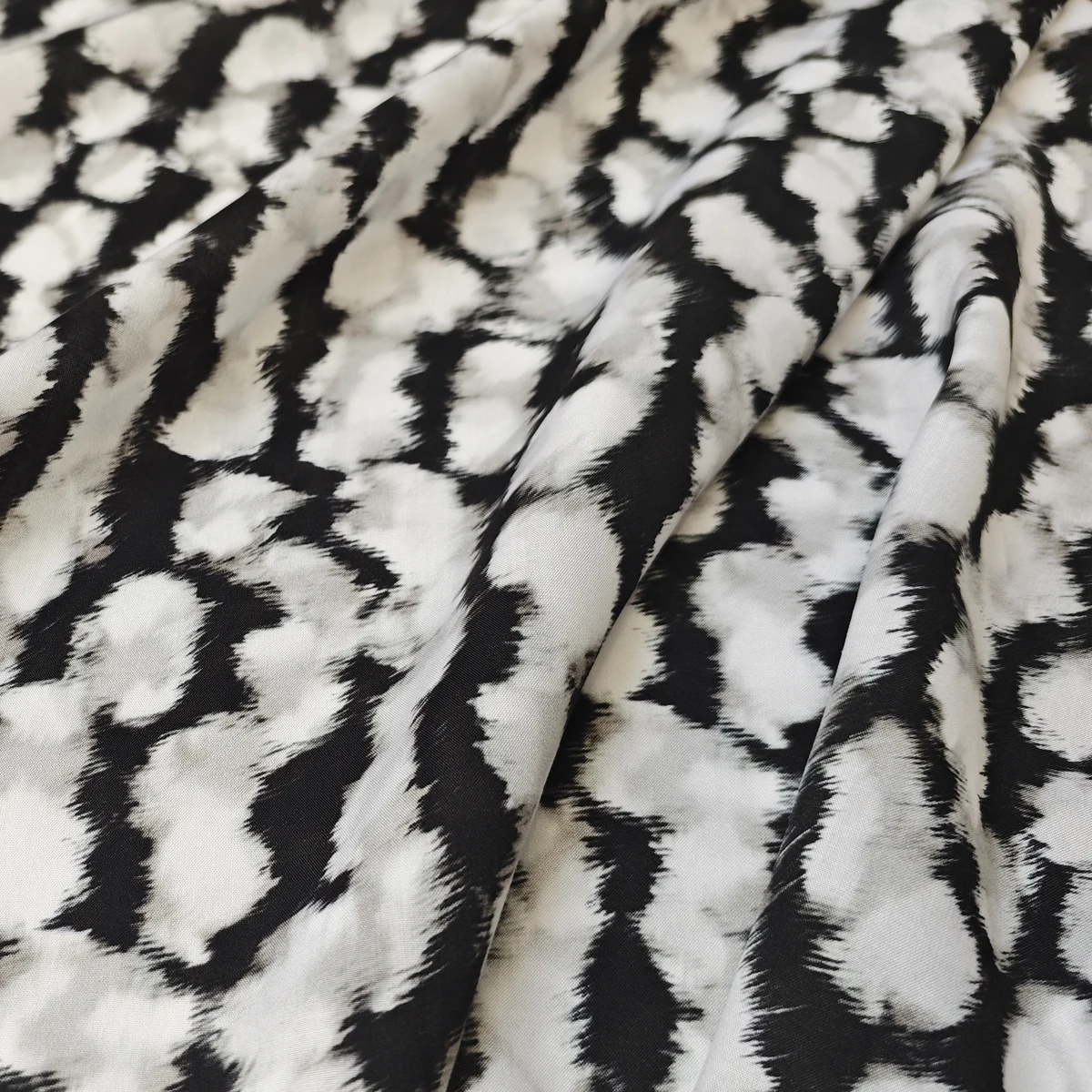 

55‘’ Wide By Meters Digital Printed Viscose Rayon Material Fabric For Dress Robe Black White Geometric Pattern