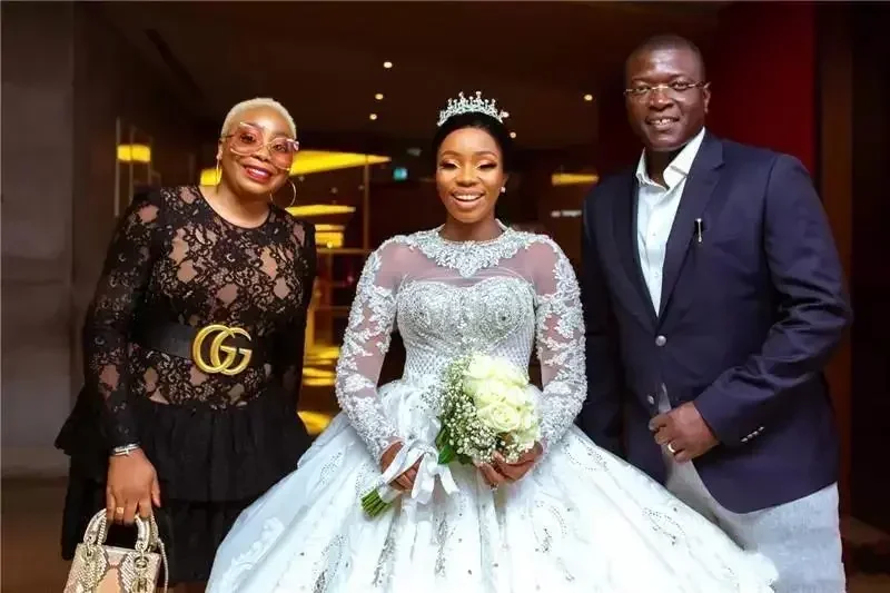 Customized Classic O-Neck African Heavy Crystals Beads Ballgown Wedding Dresses Plus Size Long Sleeves Appliques Puffy Vestidos