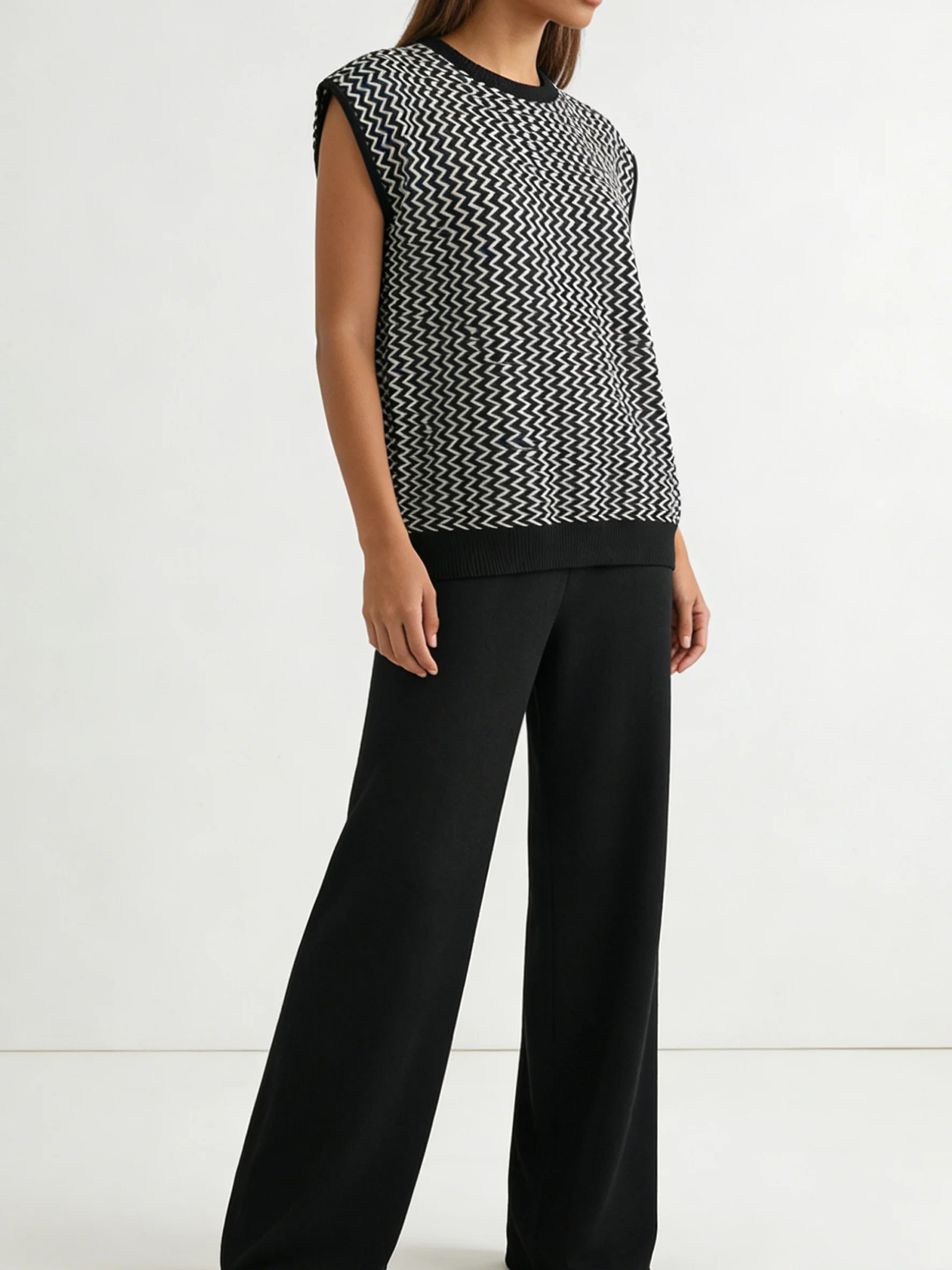 

Женский комплект из двух предметов: топ без рукавов с круглым вырезом и узором в виде шевронов, а также брюки с высокой талией и широкими штанинами, повседневный элегантный наряд.