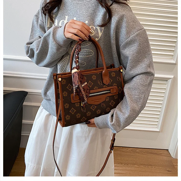 

2025 Spring Luxe Tote Bag, Elegant Shoulder Purse for Women, Minimalist Top Handle Crossbody, Chic Day-to-Night Bag, Textured