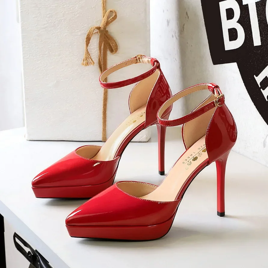 

Пикантные красные женские туфли на высоком каблуке 10,5 см, сандалии на тонком каблуке, полые сандалии с прямым ремешком, женские туфли-лодочки с острым носком, банкетные туфли на шпильке