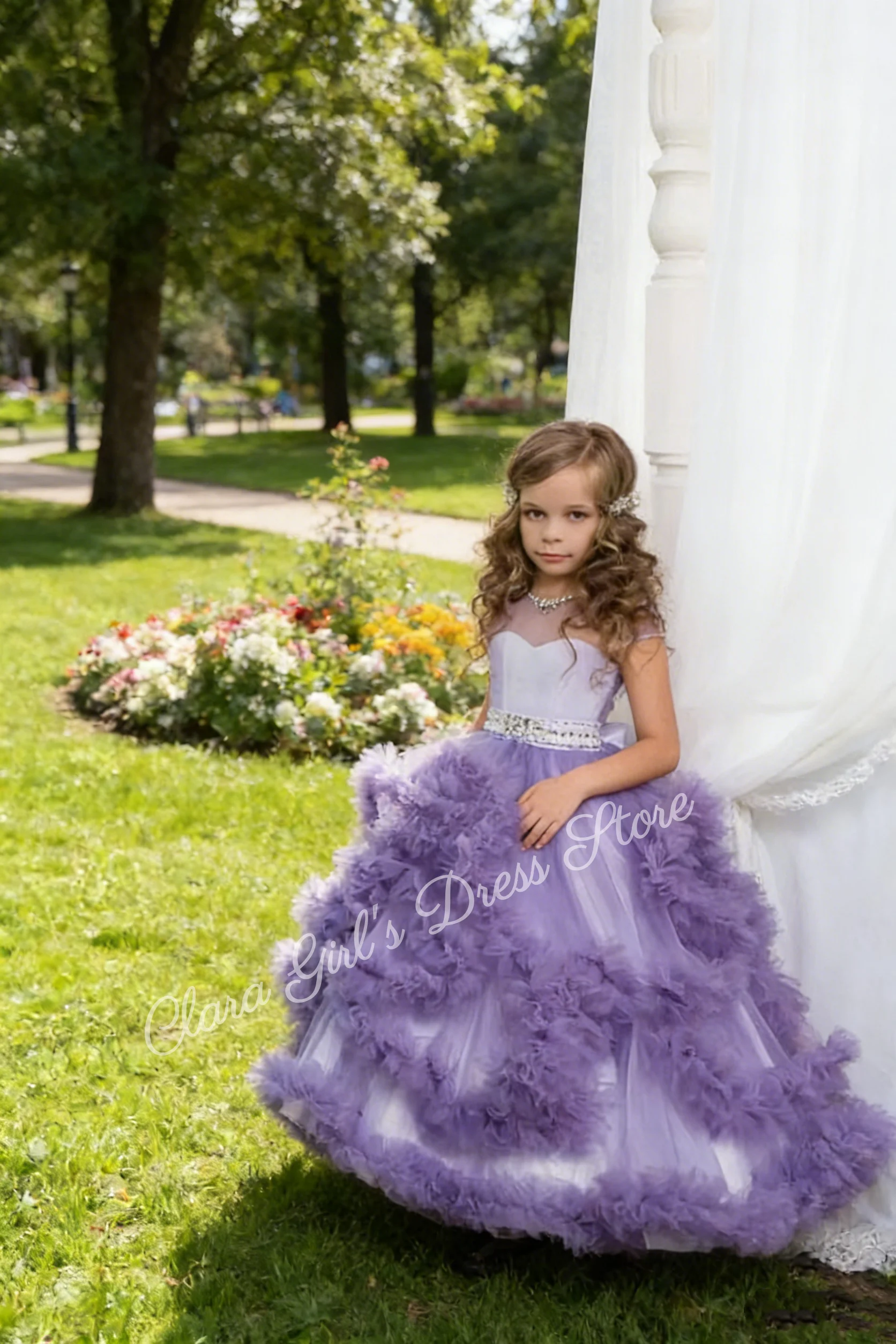Maßgeschneidertes Kinder-Blumenmädchenkleid mit abgestuften Rüschen, Blumenmädchenkleid für die Hochzeit, Perlenband, Juwelenausschnitt, Festzug-Partykleider