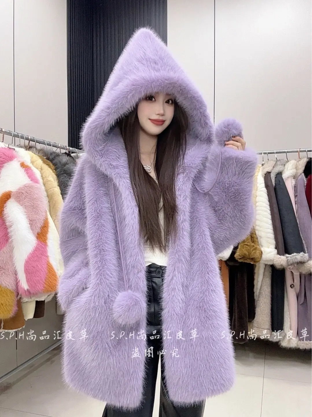 2025 Winter Nieuwe Capuchon Dikke Lange Bont Milieuvriendelijke Bontjas Vrouwen Losse Mode Zoete Pom-Pom Verdikte Warme pluizige Jassen