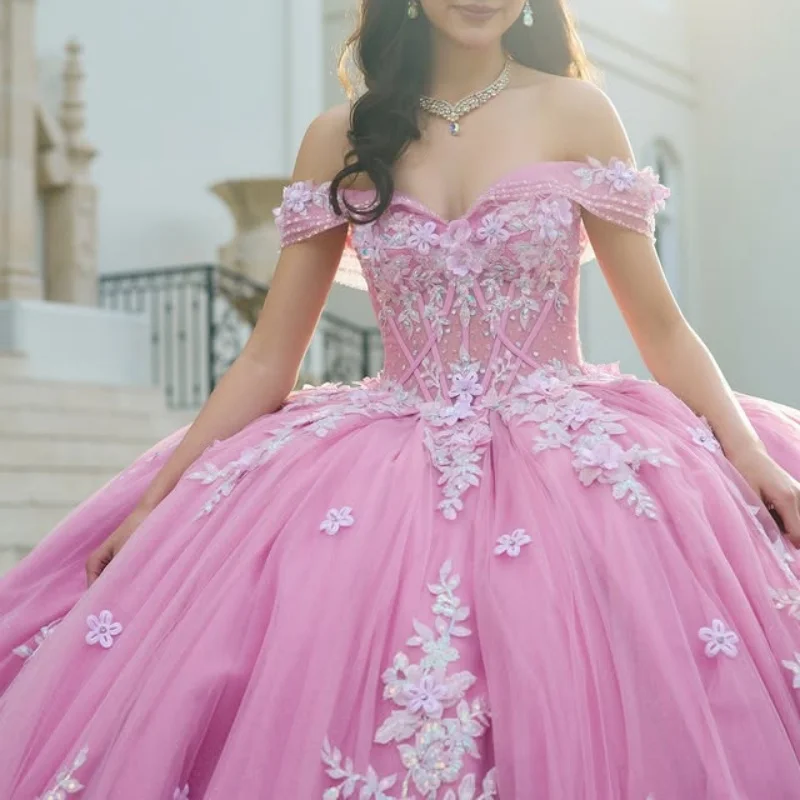 

Розовое платье Quinceanera с открытыми плечами и кристаллами, блестящая наклейка, 3D цветок, длинный хвост, платья de 15, Quinceanera ﻿ Настроить