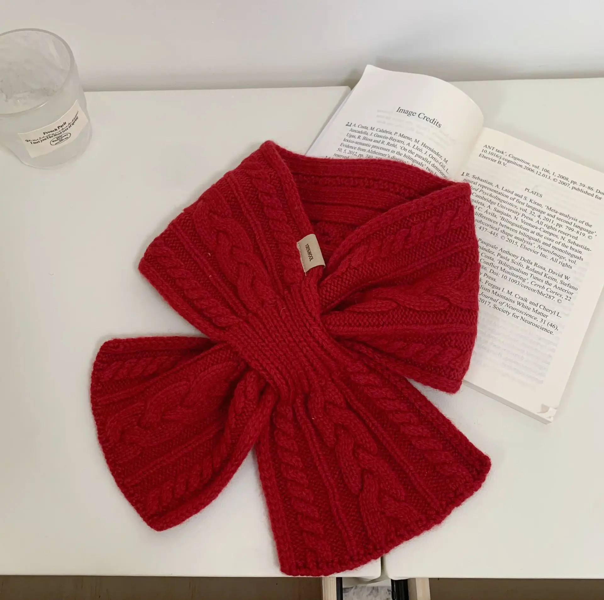 وشاح صغير أحمر من الصوف الخالص بنسبة 100% للنساء للشتاء وواقي للرقبة وشاح قصير كسول متقاطع