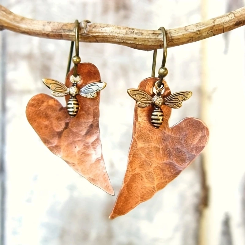 Pendientes Vintage de Metal dorado con forma de corazón para mujer, aretes colgantes con personalidad creativa, diseño tallado de abeja, joyería