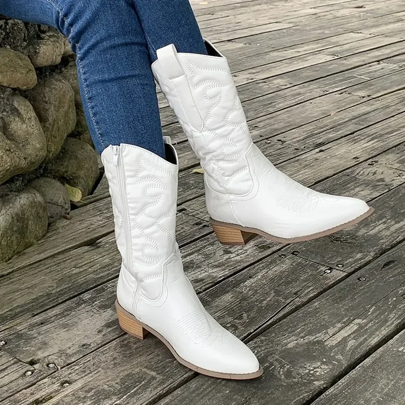 Buty dla kobiet 2024 Wysokiej jakości złote buty damskie do połowy łydki z bocznym zamkiem błyskawicznym Western Cowboy Boots Silver Retro Boots