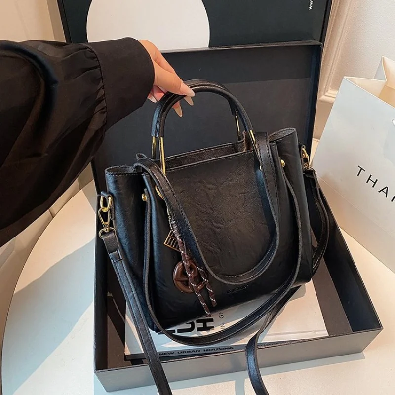 

Elegant Women's Messenger Bag Made Of Fine Leather Boasting High-End Trendy Vintage Look​