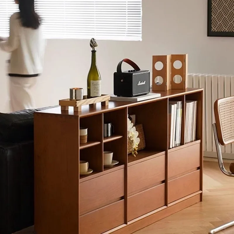 나무 바닥부터 천장까지 이어지는 중세풍 식탁 옆 책장, 일본식 TV 수납장 조합