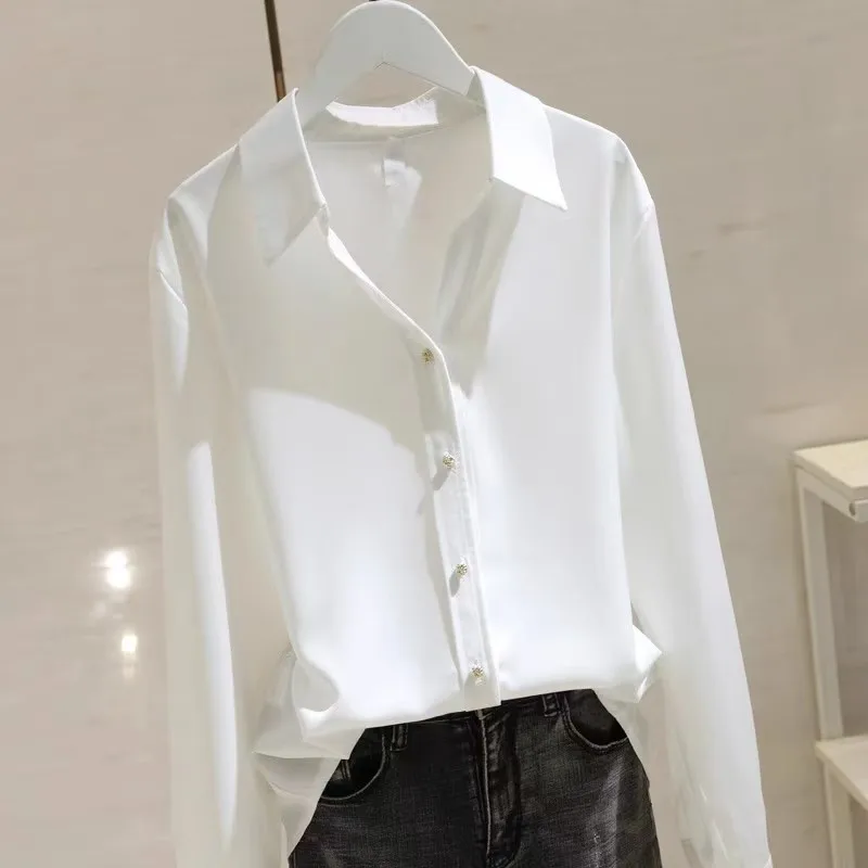 เสื้อเชิ้ตผู้หญิงสไตล์ใหม่สำหรับฤดูใบไม้ร่วง สีขาวเรียบง่าย คอวี แขนยาว เหมาะสำหรับใส่ทำงาน ดูสง่างาม  เสื้อผู้หญิงลำลอง ดีไซน์โดดเด่นไม่ซ้ำใคร
