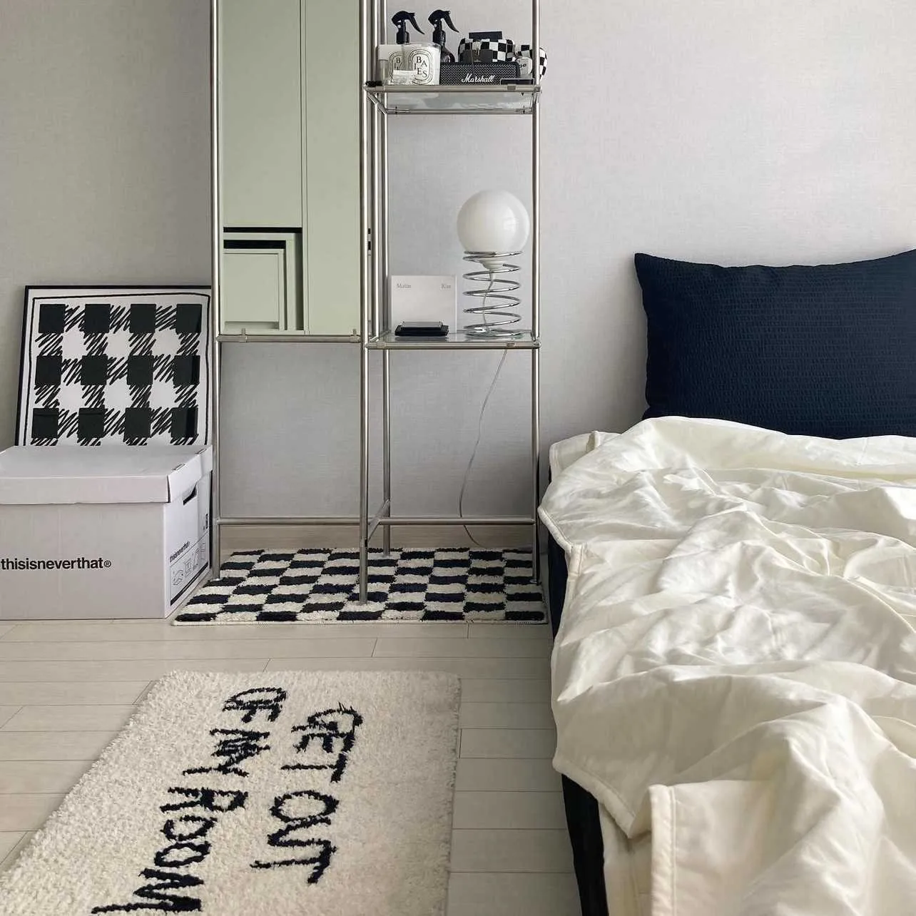 VIKAMA Personalized Letter Plush Carpet Bedside Rug for Bedroom Home Entrance Mat Bathroom Absorbent Warm Carpet