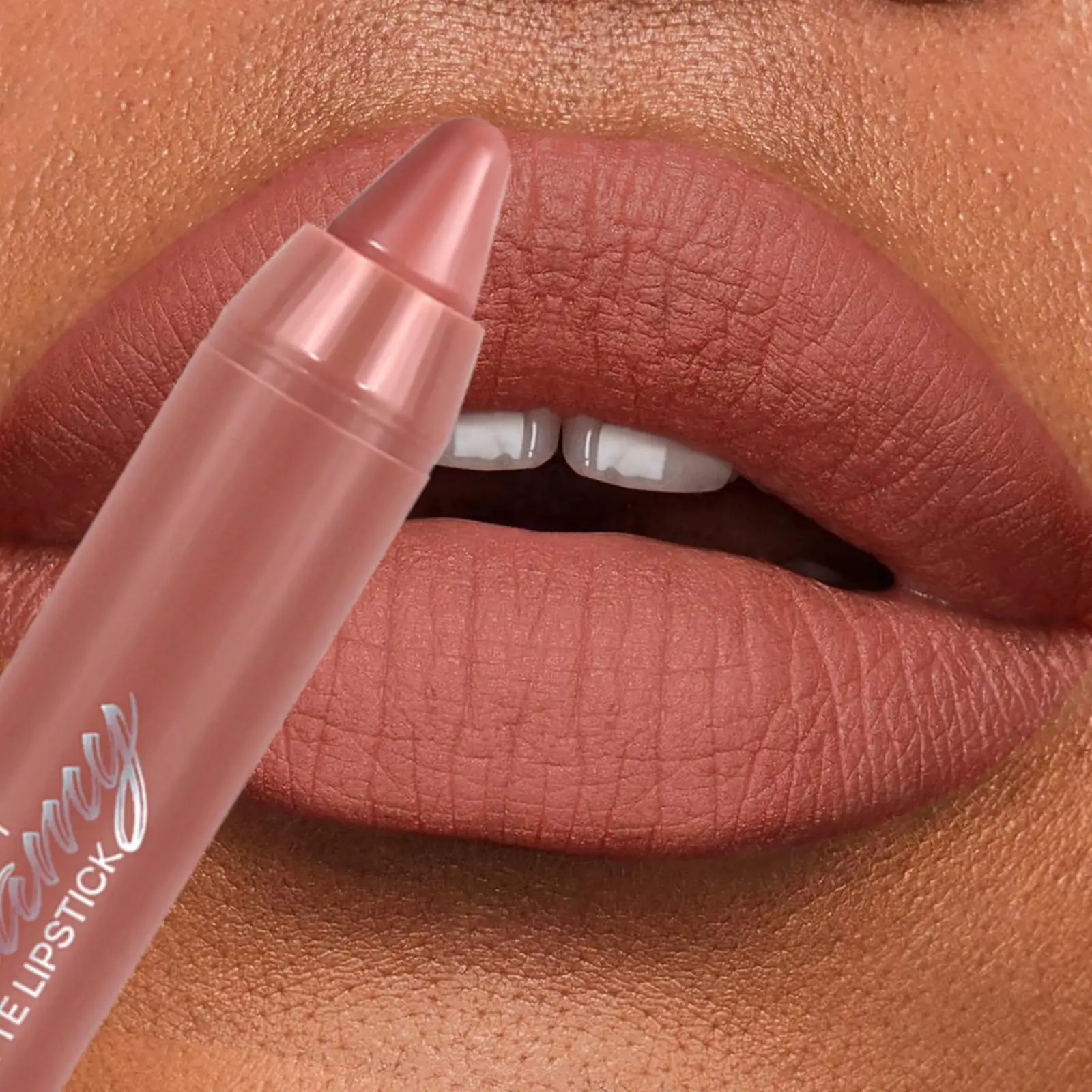 Il Trucco Labbra Elegante con Texture Leggera: Una Scelta Perfetta per un Look Naturale e Raffinato