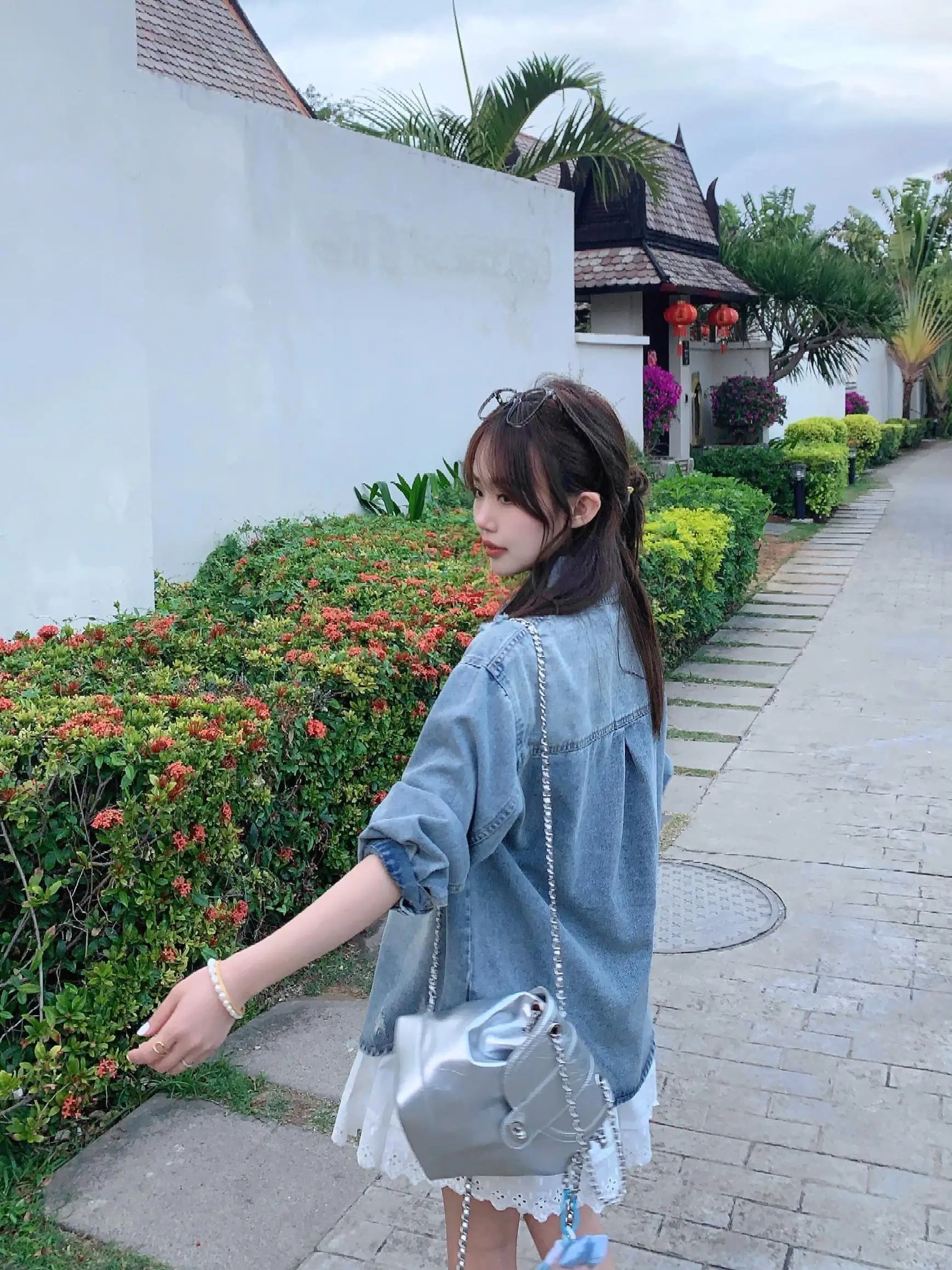 

Женская винтажная светло-голубая джинсовая рубашка с длинным рукавом из тонкого хлопка, стандартной длины, новая весенняя коллекция