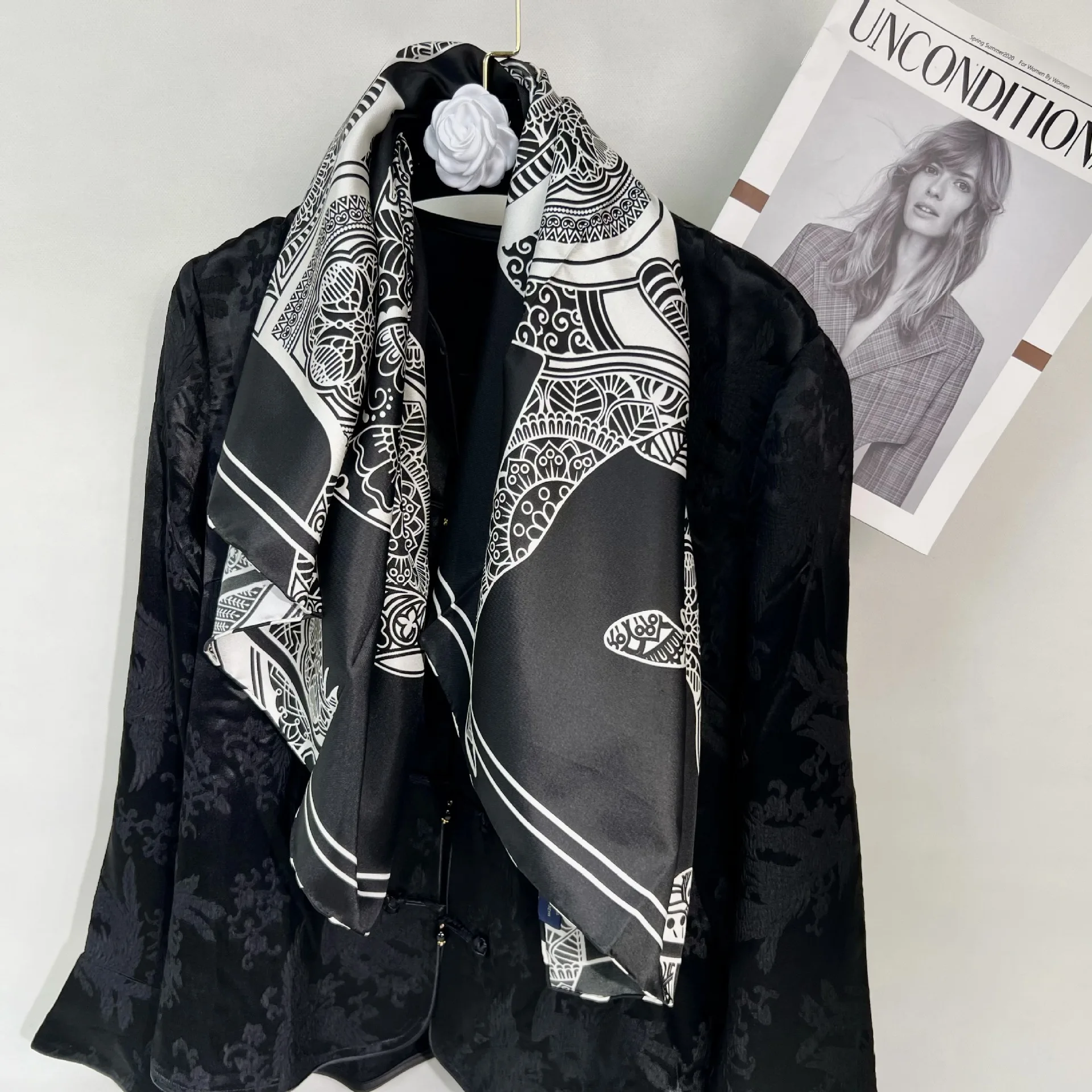 الحصان الأسود وشاح حريري 90 سنتيمتر هرمز توالت حواف شالات الأوشحة الفاخرة رئيس حقيبة الديكور هدية الكريسماس الملابس والاكسسوارات