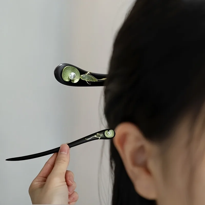 1 Stück Haarstab im chinesischen Stil: Schwarzes Holz mit Gold-, Grün- und Perlenakzenten, kompliziertes Koi- und Lotus-Design, perfekt für Traditiona – Detail 2