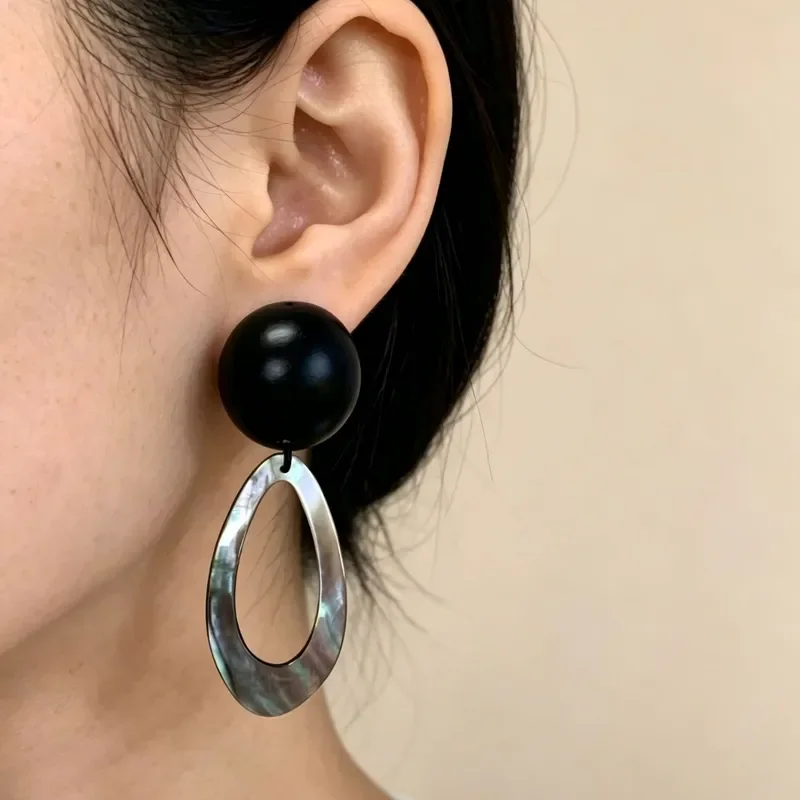Medieval wood gray shell earrings matte black wooden ball splicing Symphony Fritillary hollow earrings Light luxury