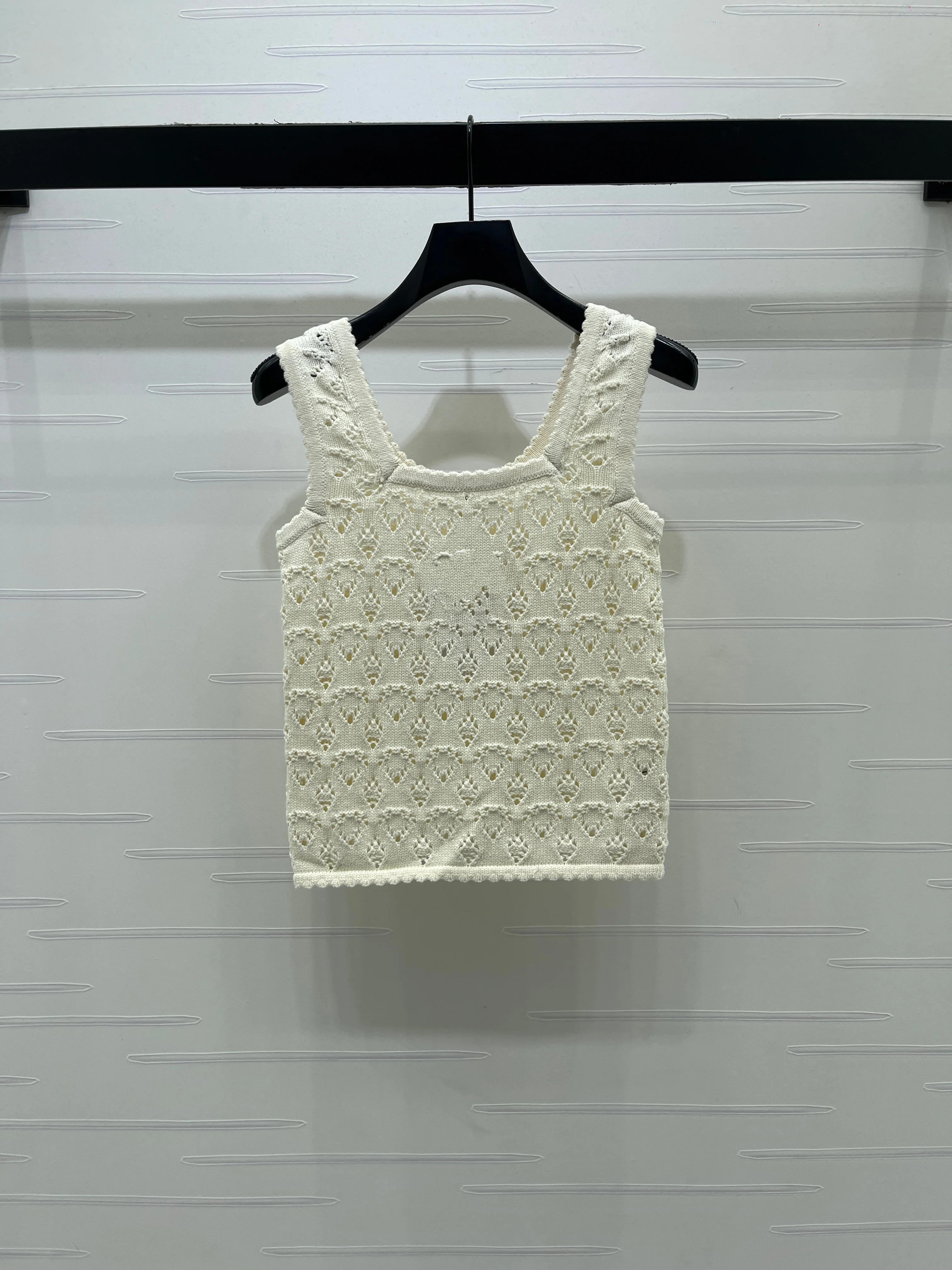 2026 Spring/Summer! Openwork Plaid Knitted Tank! Made of wool knit fabric. Overall thick needles with openwork design. Age-defyi