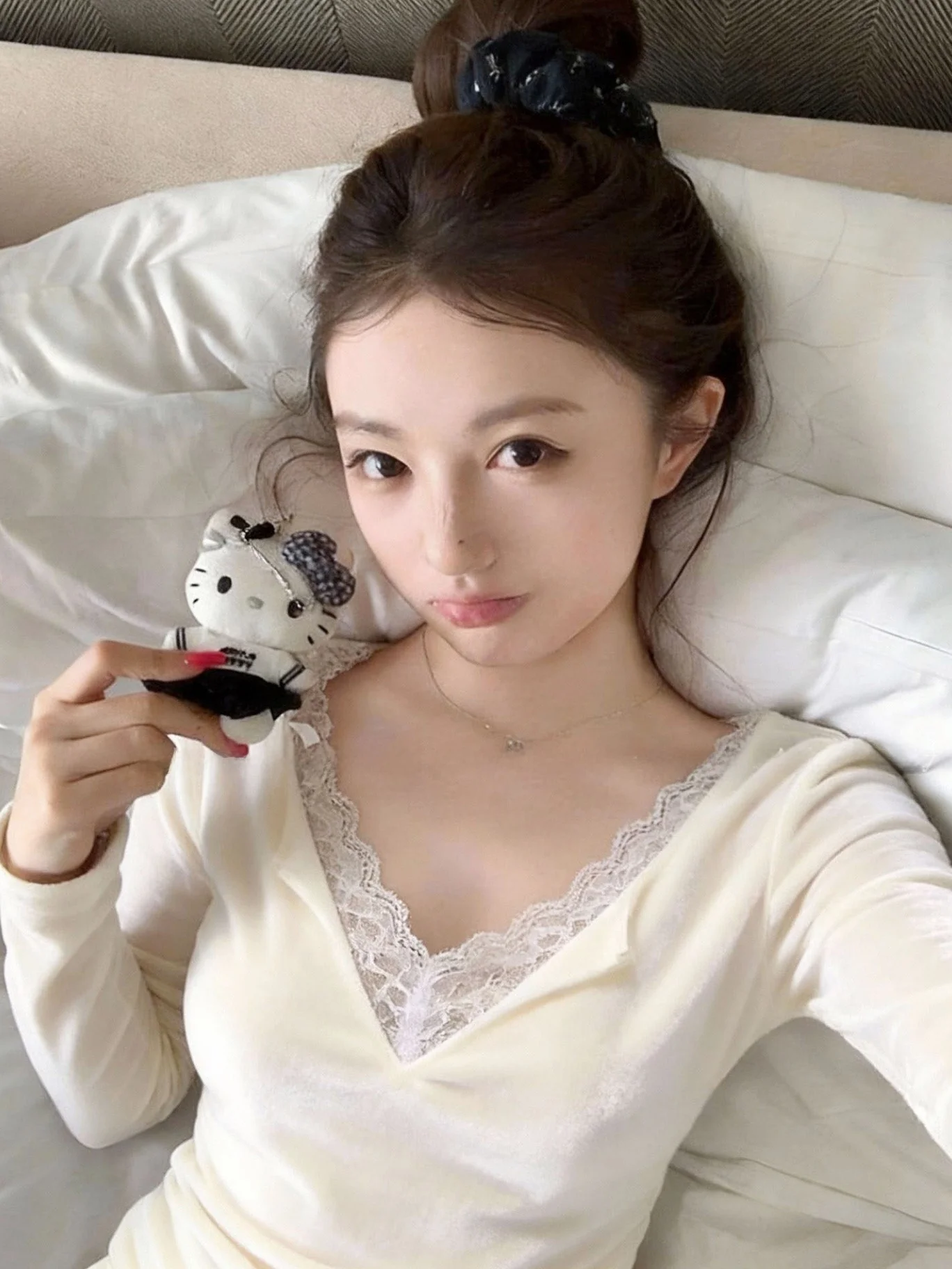 

Весна 2026: Нежный шелковый топ с кружевными вставками и V-образным вырезом, длинный рукав, базовая модель, утягивающий эффект, для женщин