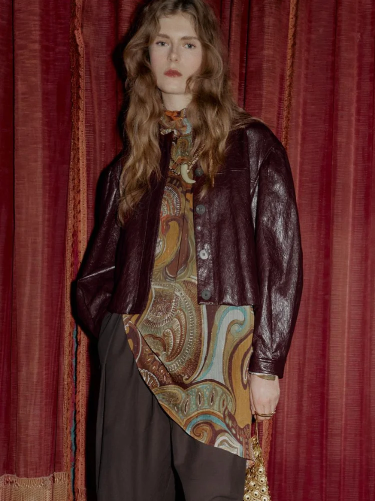 แจ็คเก็ตหนังสั้นสีแดงสำหรับผู้หญิง สไตล์เก๋ไก๋ ปกเสื้อแบบลาペル แขนยาว ติดกระดุมแถวเดียว คอกลม ทรงหลวม แจ็คเก็ตแฟชั่นปี 2025 เสื้อคลุมสตรีแนวสตรีท