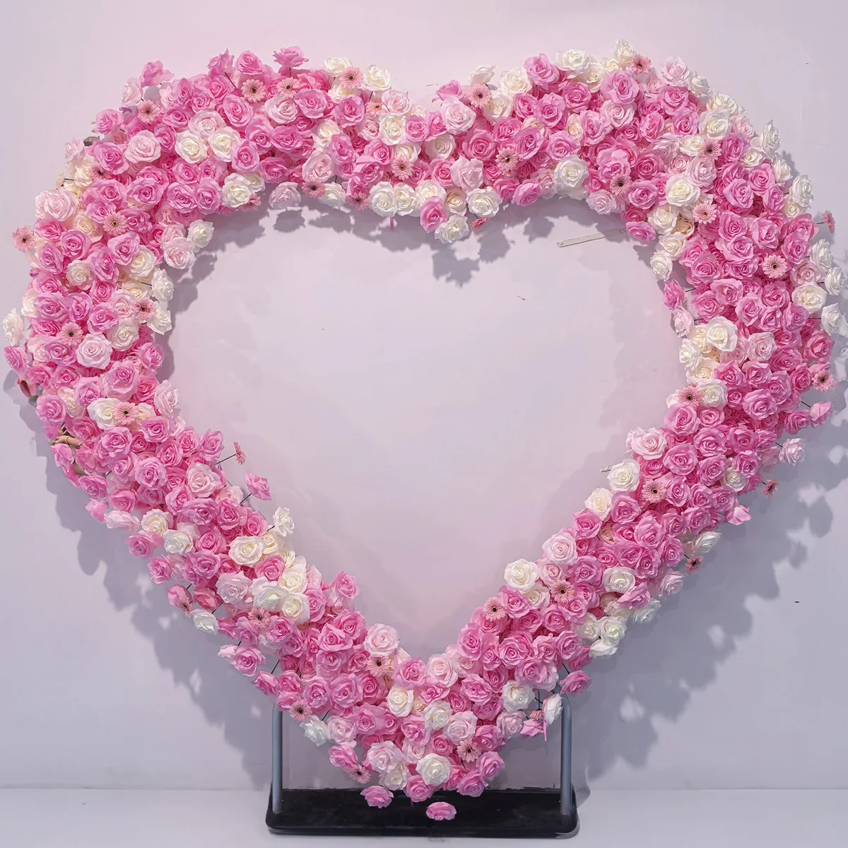 Herzförmiger künstlicher Blumenwandbogen, herzförmiger Bogen, verwendet für Hochzeits-Hintergrunddekoration und Partydekoration. – Detail 8
