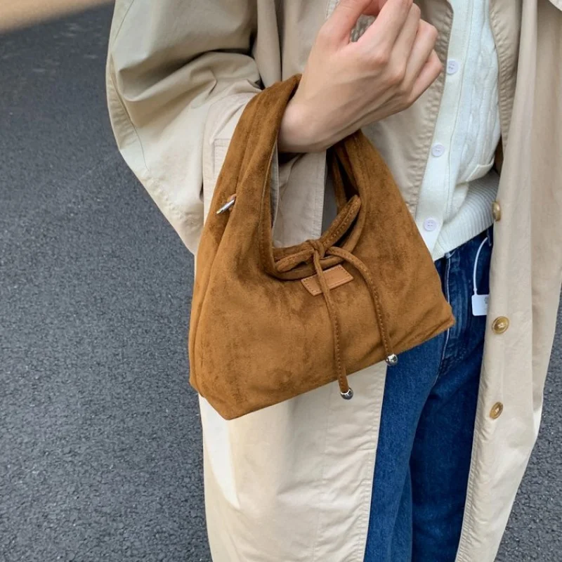 

Ladies Messenger Bag Crafted From Fine Leather Featuring Classic Details​