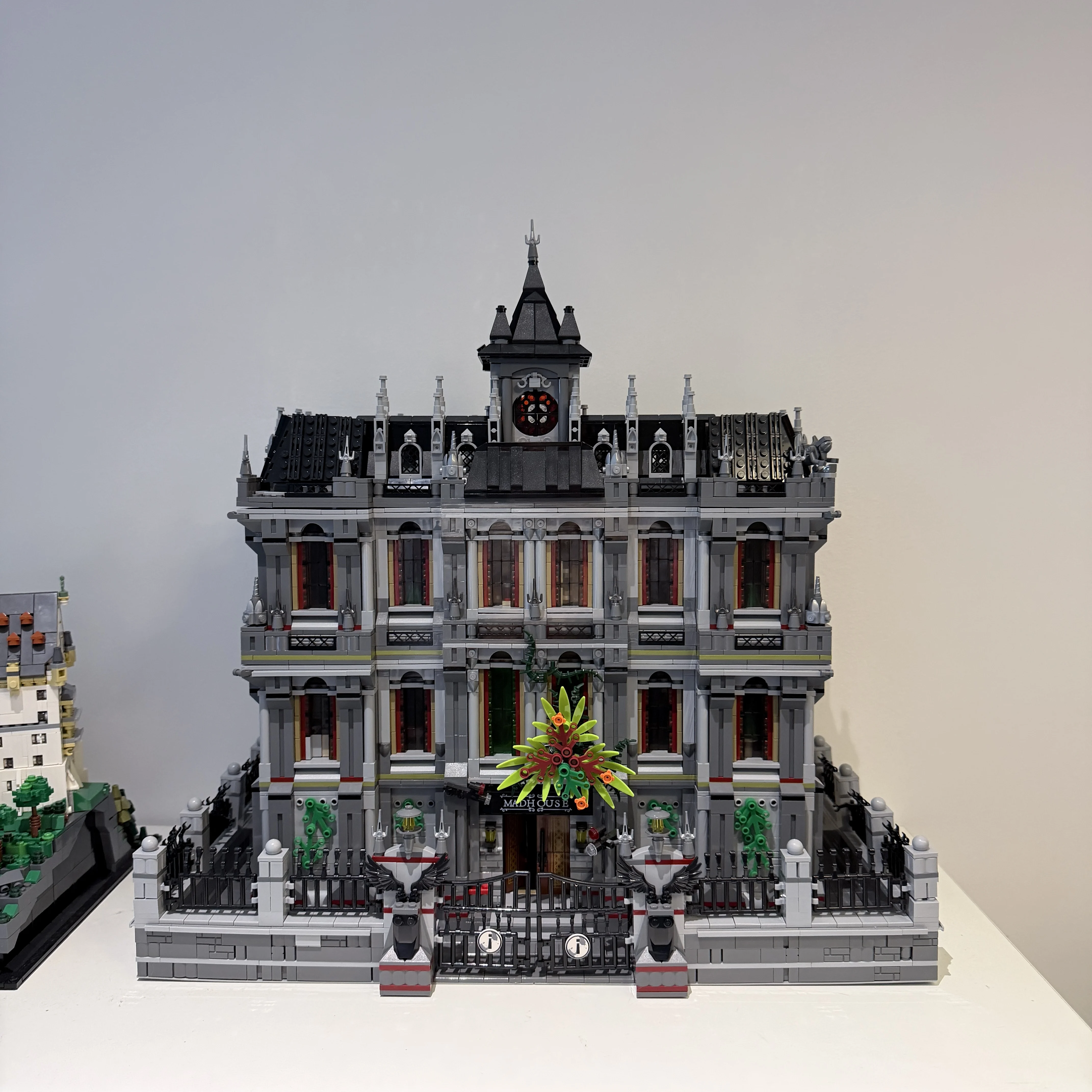 7527PCS Gothic Psychiatric Hospital Lunatic Hospital Building Blocks Set Haunted Mansion Style Construction Bricks Model Kit with Ornate Facade and Fence Details DIY Assembly Toys for Adults Ideal Birthday Holiday Gift Home Office Decoration Ornament