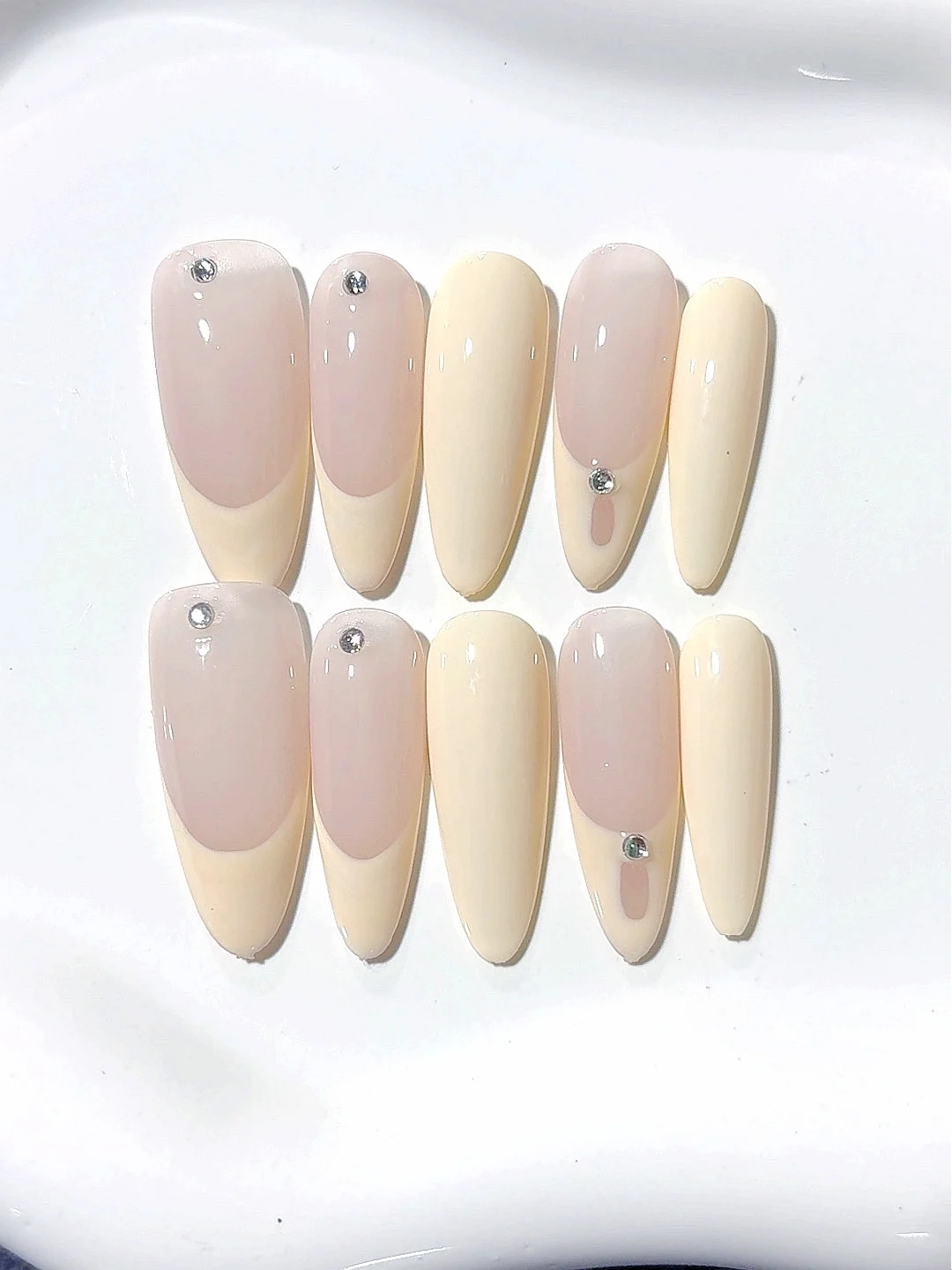 

Long Oval French Diamond Fashion Manicure (A071)