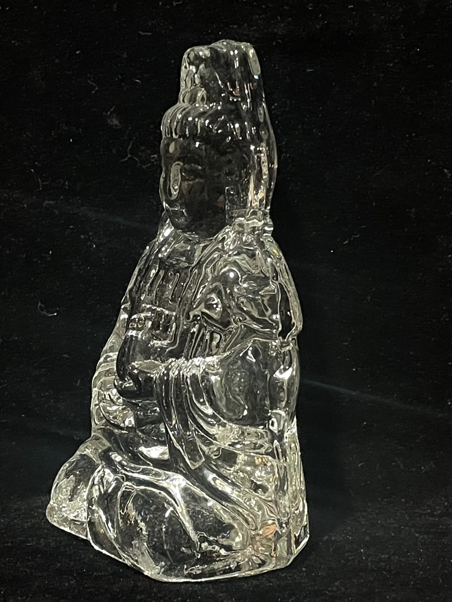Decorations dedicated to the old crystal Guanyin statue at home,