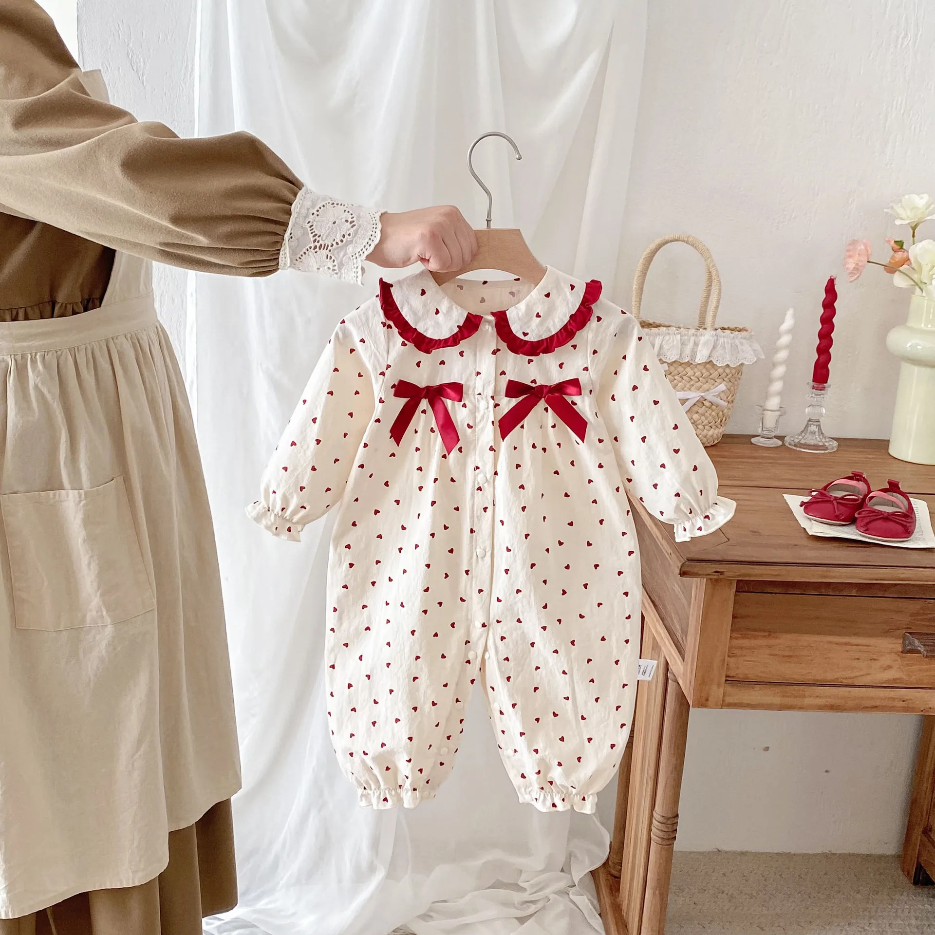 

Комбинезоны с длинными рукавами для маленьких девочек, осень 2023, милая одежда с принтом сердца для новорожденных, детские хлопковые комбинезоны, цельная одежда с бантом для девочек