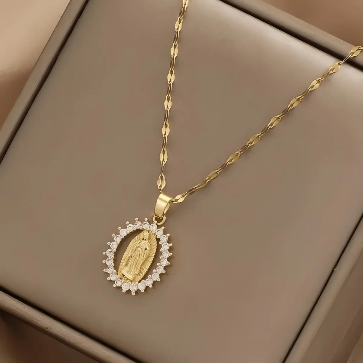Euro-American Exquisite Pendant Necklaces For Women's Necklaces Charm Elegant Fashionable Jewelry Gifts Wholesale