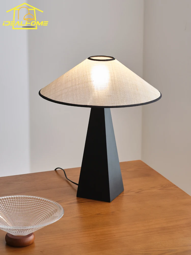 

French Medieval Atmosphere Table Lamp LED E27 Solid Wood Retro Designer Desk Lights Home Decor Study Bedside Bedroom Homestay