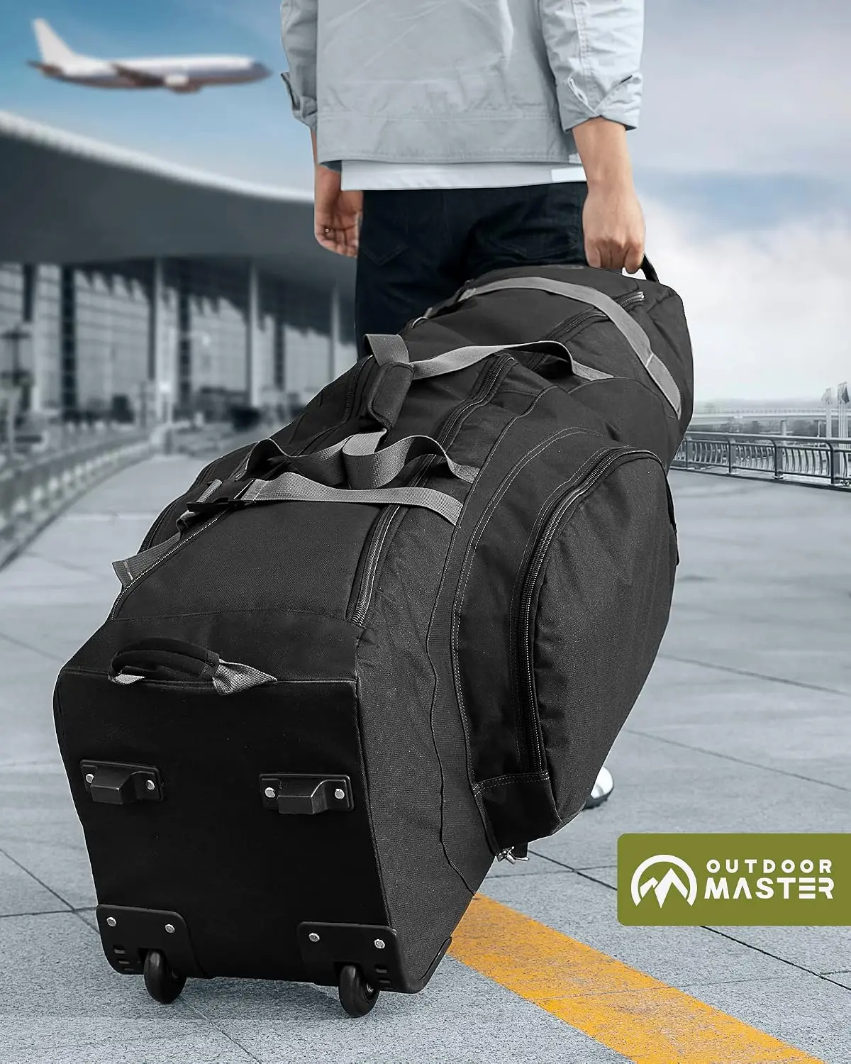 Golf Travel Bag Featuring Padded Construction and Reinforced Wheels