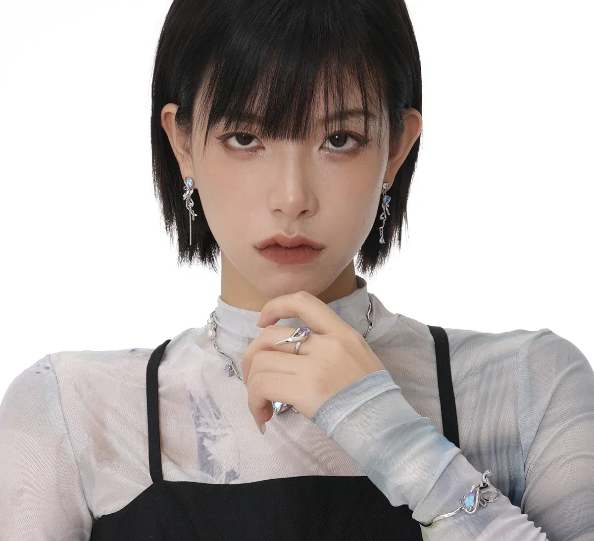 

Серьги-гвоздики Bandage Koi с бахромой, изысканные, в стиле легкой роскоши, для ценителей.