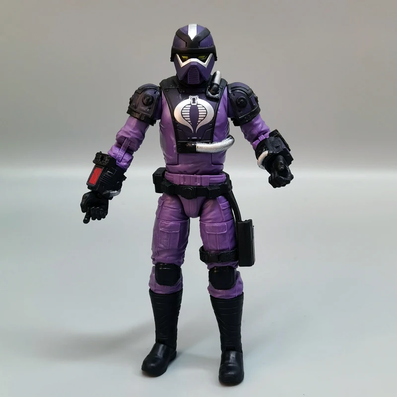 Hasbro GI. Figura de acción de la serie clasificada Joe de 6 pulgadas, modelo articulado Cobra Techno Viper con cuerpo en blanco y accesorios a granel