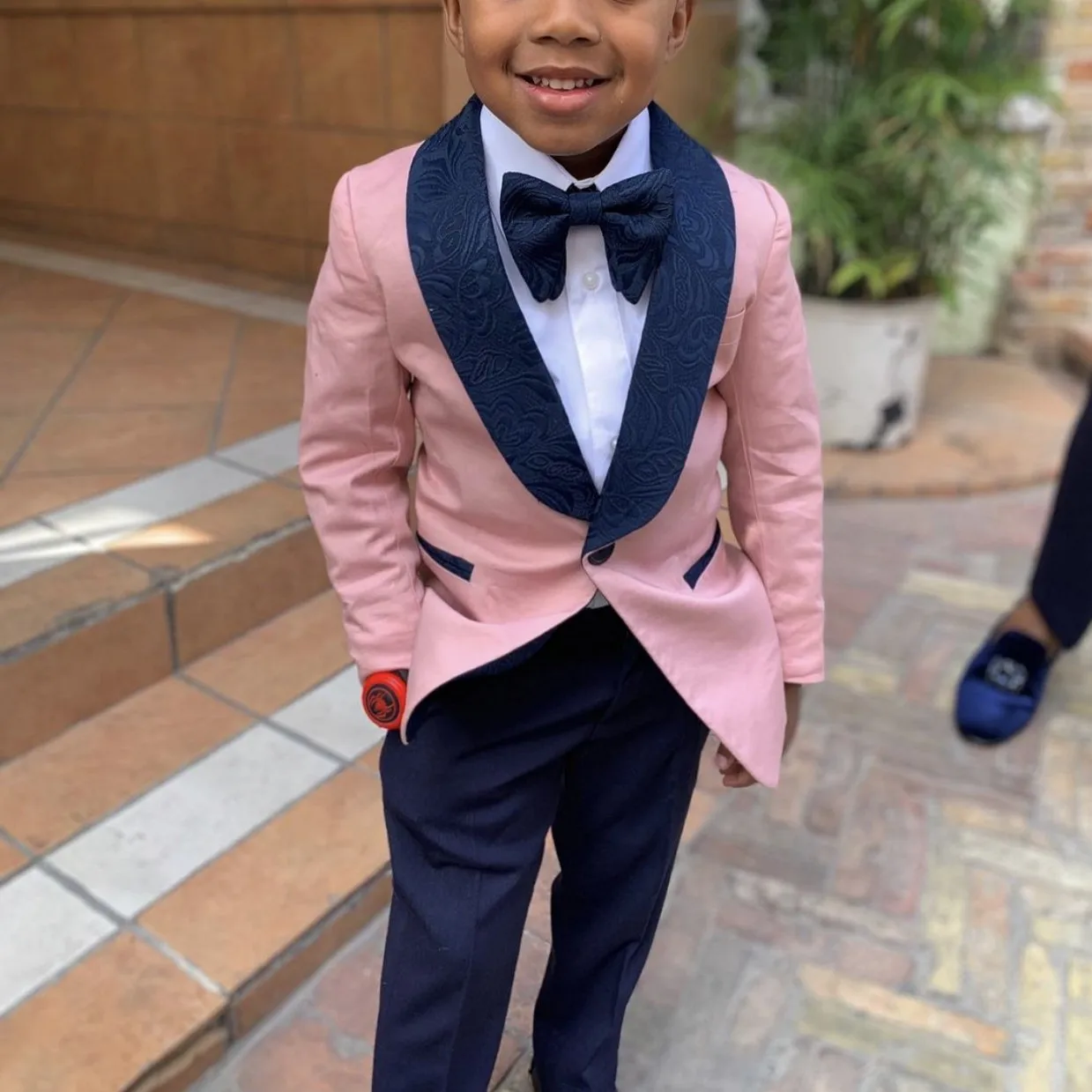 Trajes de novio rosa para hombres, ropa de boda, fiesta de cumpleaños, trajes formales para padre e hijo, conjuntos de atuendo (chaqueta + Pantalones + lazo)