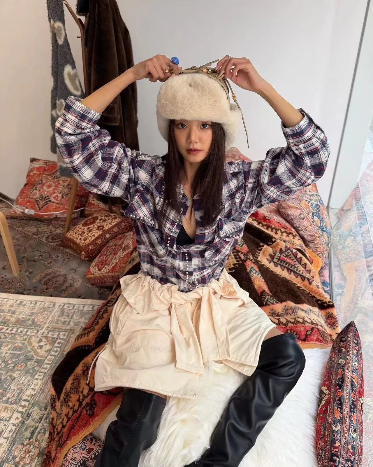 暖かいフェイクスエード耳当て付きベルト付きプラッシュ雷鋒帽フライトハット耳カバー厚手カジュアルスタイルポリエステル幾何学模様ブロック柄レディースキャップ