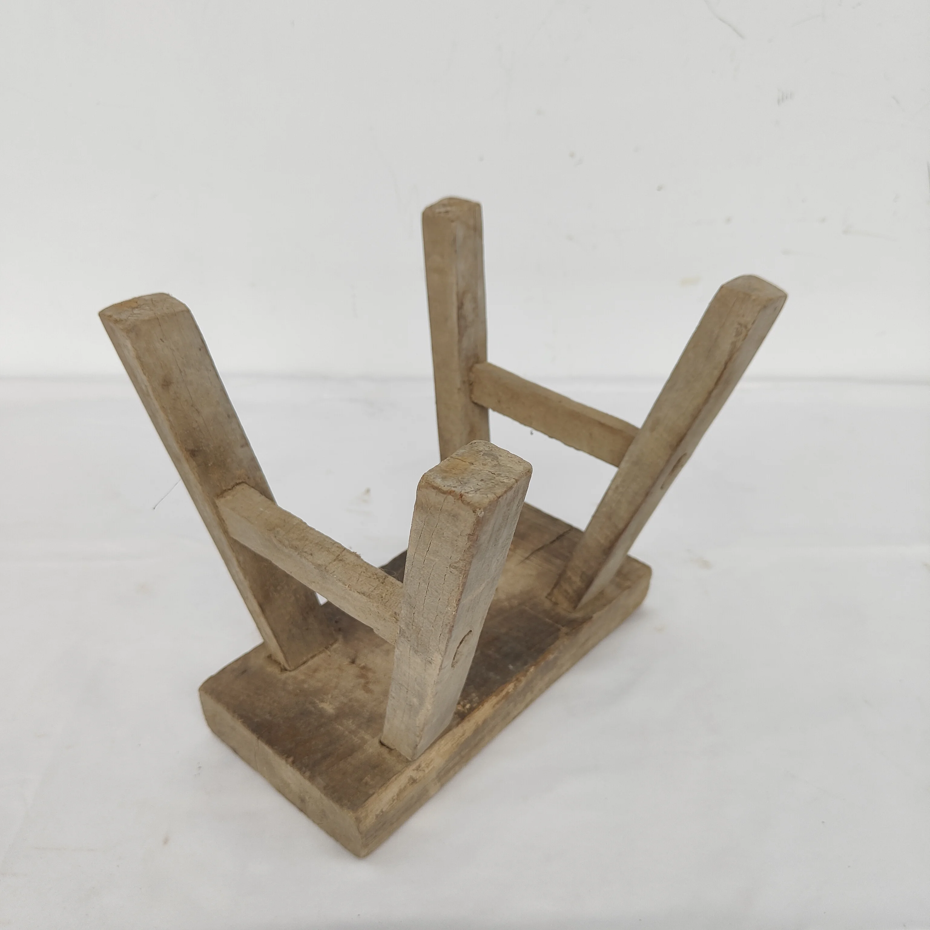 الأشياء الشعبية القديمة مقعد صغير مقعد الدردار البراز تيار مباشر الفيلم والتلفزيون اطلاق النار الدعائم الزراعية زخرفة الزخرفية الرجعية