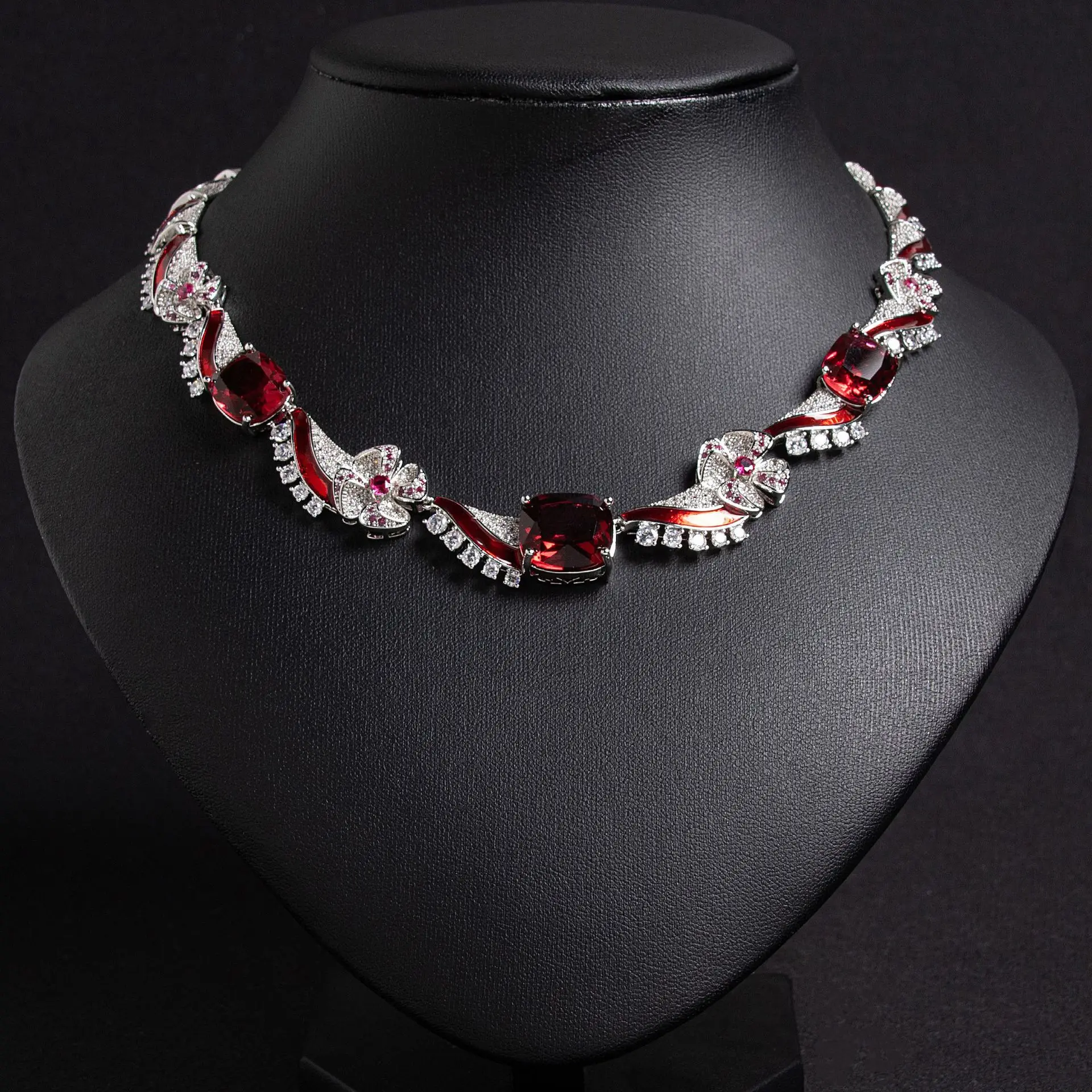 

High-End Zircon Inlaid Diamond Geometric Necklace And Earring Set Light Luxury Collarbone Chain Accessory for Elegant Style
