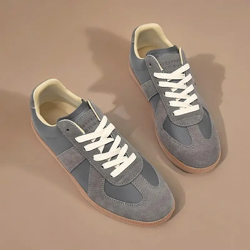 

The New NEW /B-530 table tennis shoes feature a dynamic support system and anti-slip rubber outsole