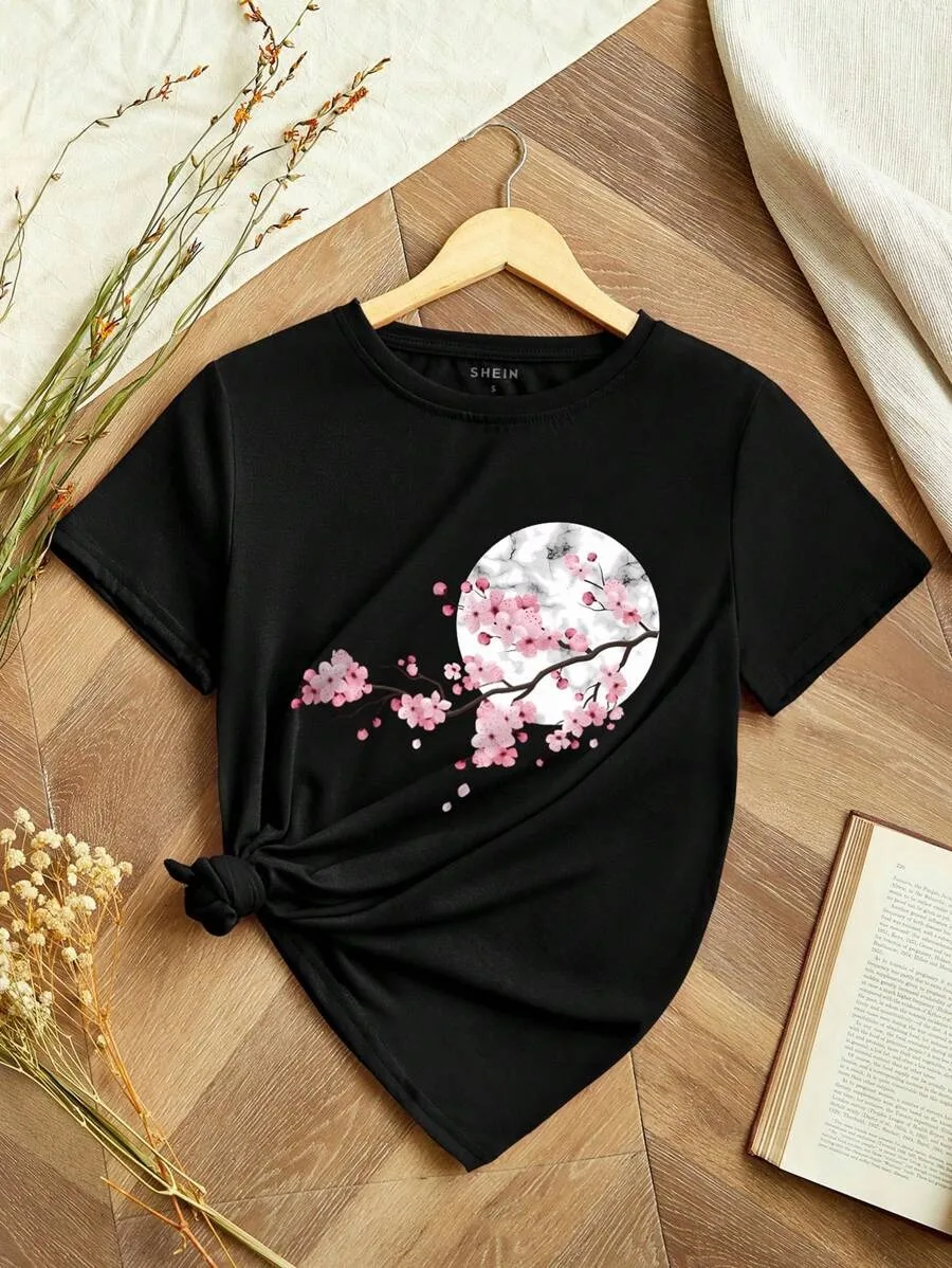 

Футболка больших размеров: японский стиль и минималистичный дизайн, принт вишневого цвета