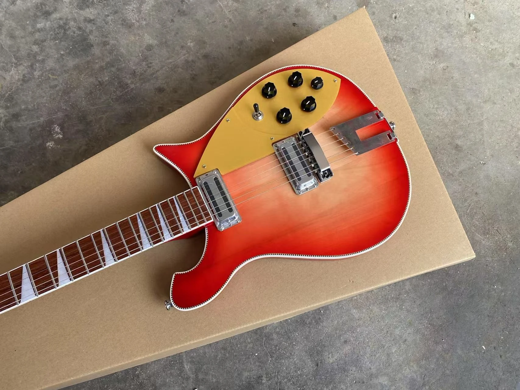 ترابيز الذيل الرقبة من خلال الجسم 660 الغيتار الكهربائي الذهب Pickguard ، الشطرنج ملزمة الكرز انفجار اللون 6 سلسلة الغيتار