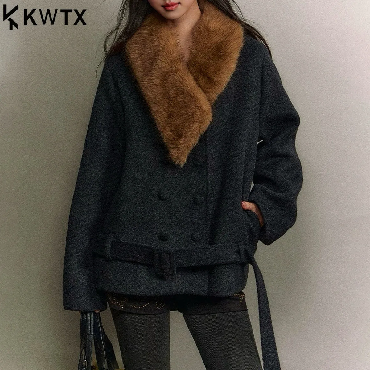 

KWTX 2025 Women's 100% Wool Short Wool Coat Dark Grey Double Breasted Fur Collar Belted Vintage Elegant Chic Winter New Arrival