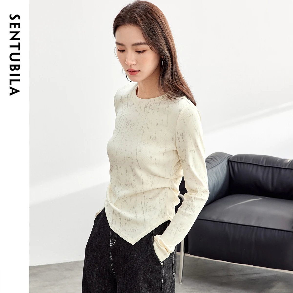 SENTUBILA القطن تي شيرت مطبوع المرأة طيات غير النظامية محبوك الجولة الرقبة طويلة الأكمام بسيطة المحاصيل القمم 2025 ربيع 151T58434