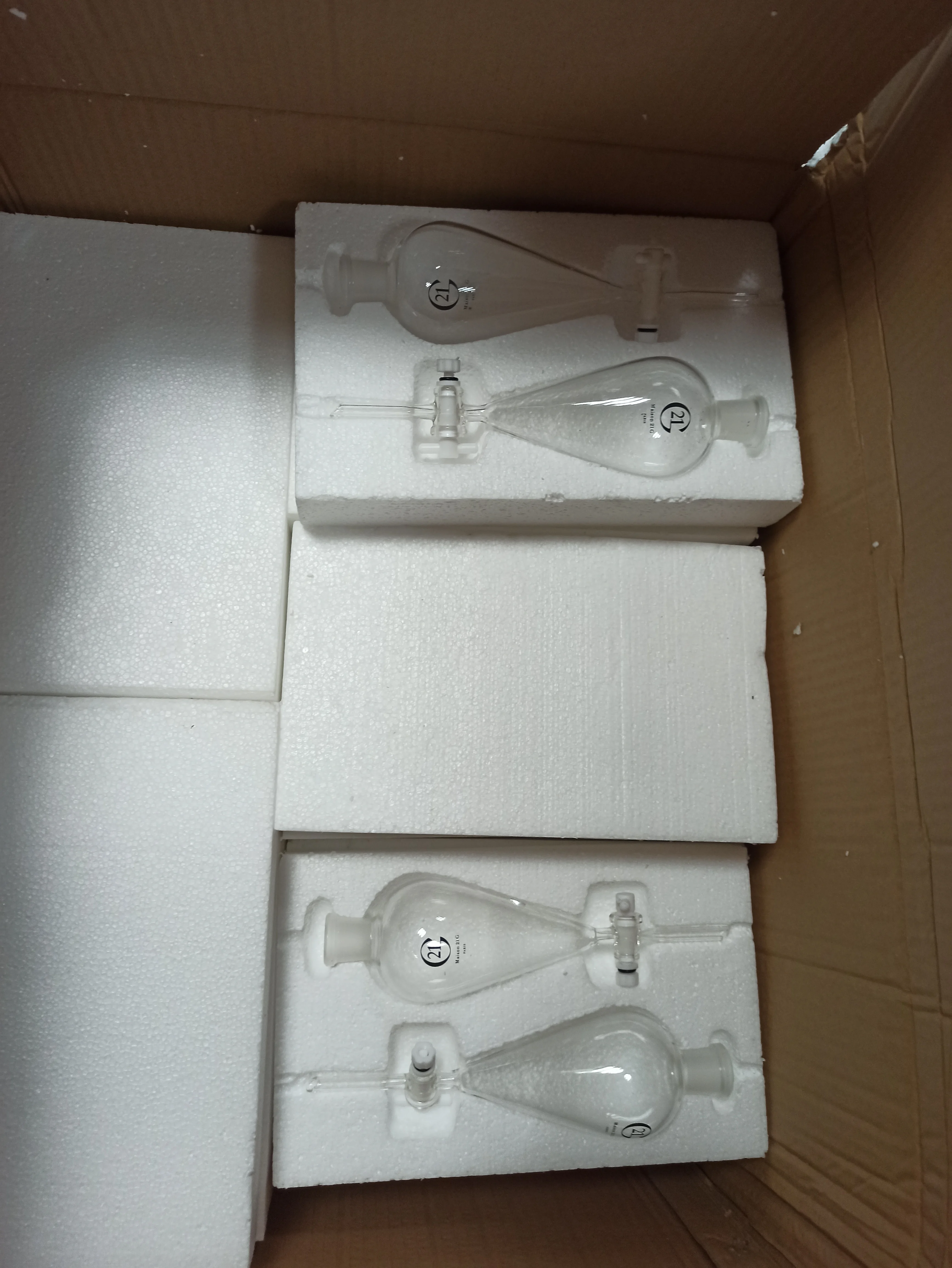 زجاجة عطر زجاجية على شكل عصا مطبوعة بشعار قمع الكمثرى