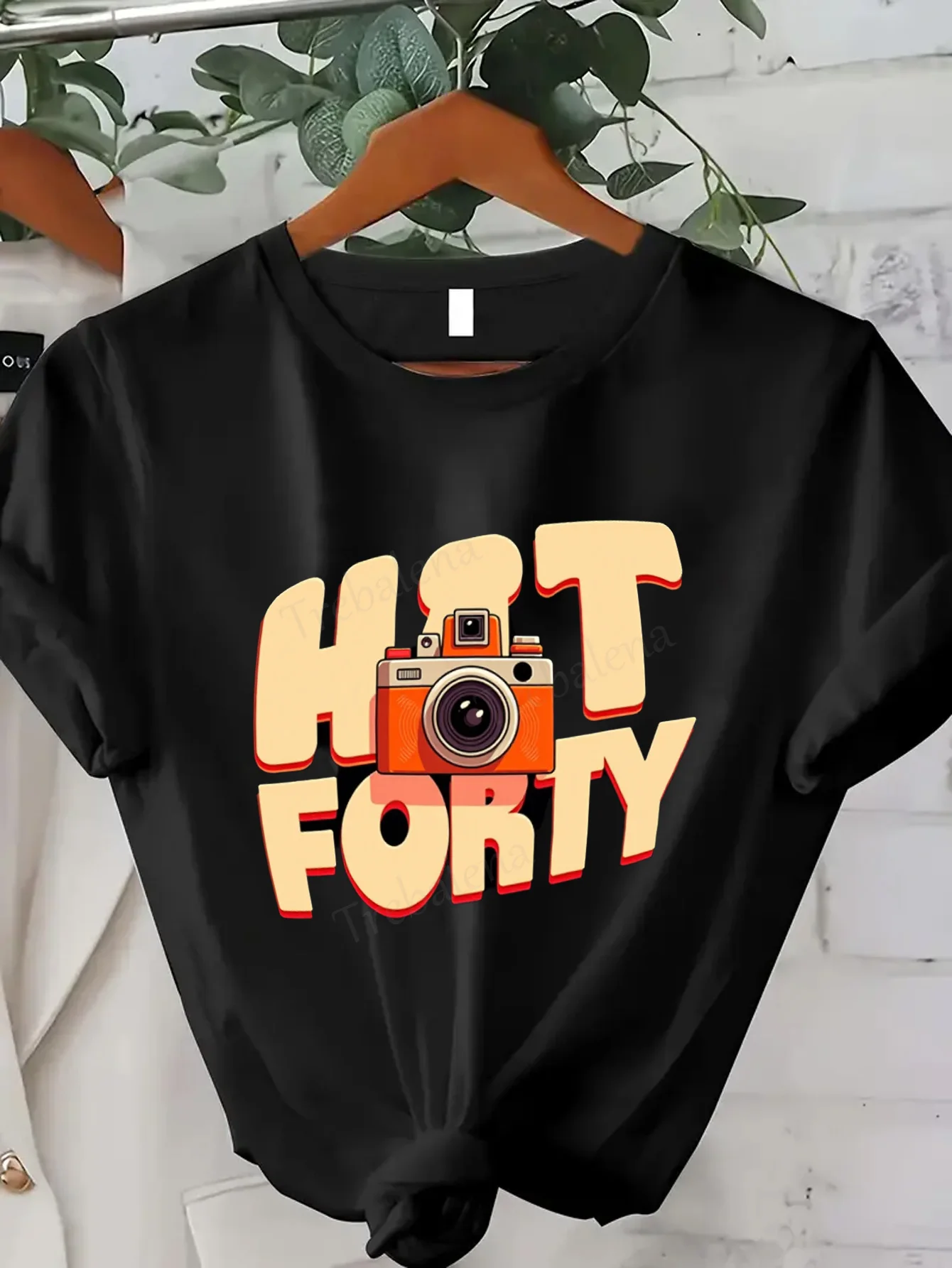 

Женская футболка Hot Forty Camera Graphic Tee — модный женский повседневный топ