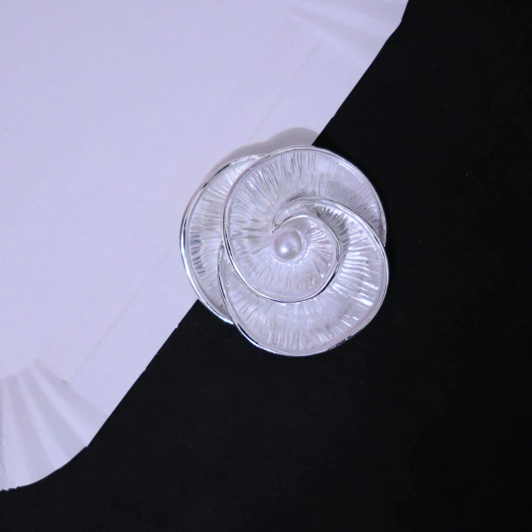 

Европейский и американский новый металлический значок с имитацией жемчуга, высококачественный, в стиле французского ретро, креативный дизайн.