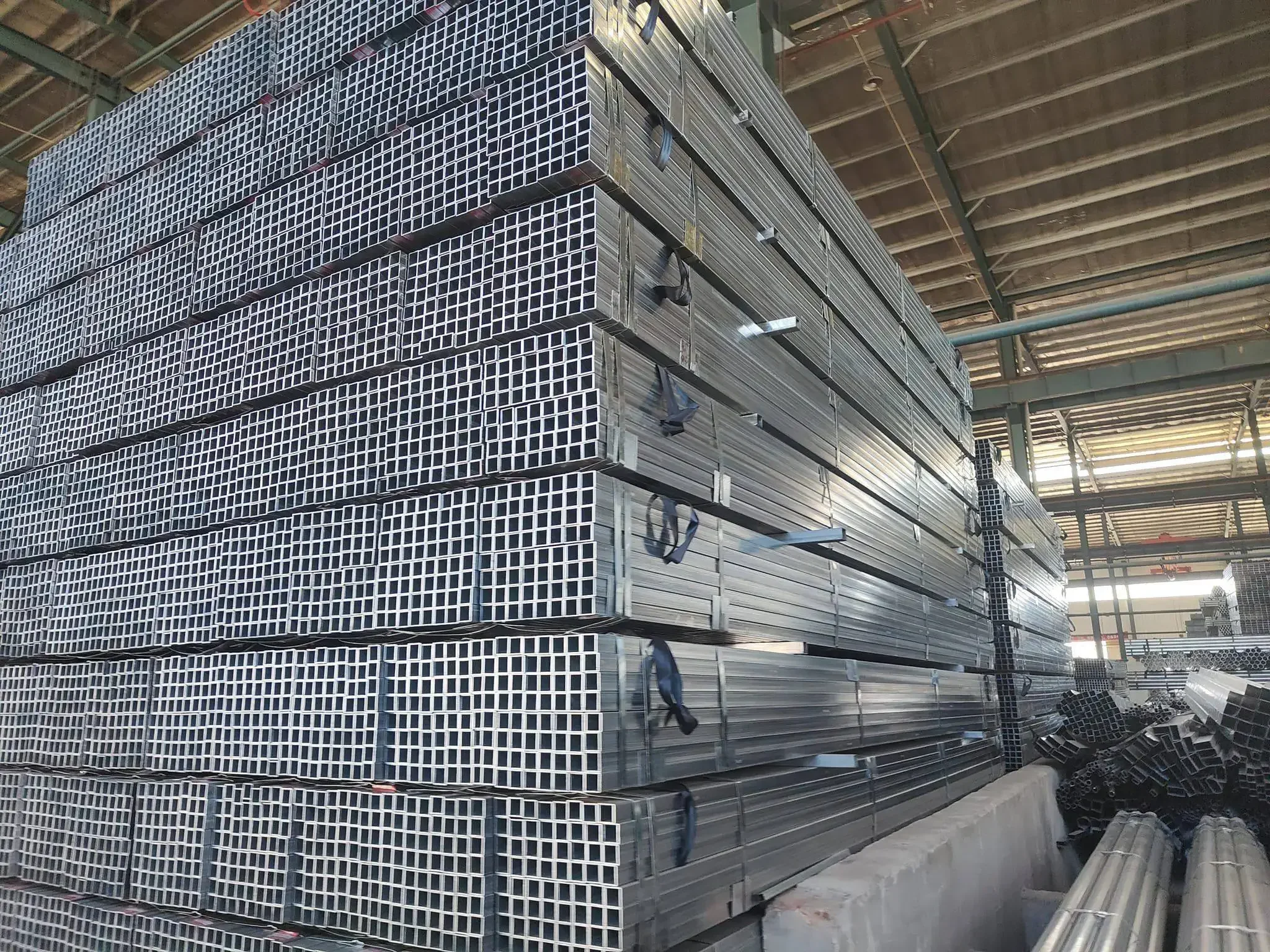 

# Поставка оцинкованной квадратной трубы 40*60, маленький диаметр, тонкие толстые стенки, строительная квадратная стальная трубка, доступна в любой длине.