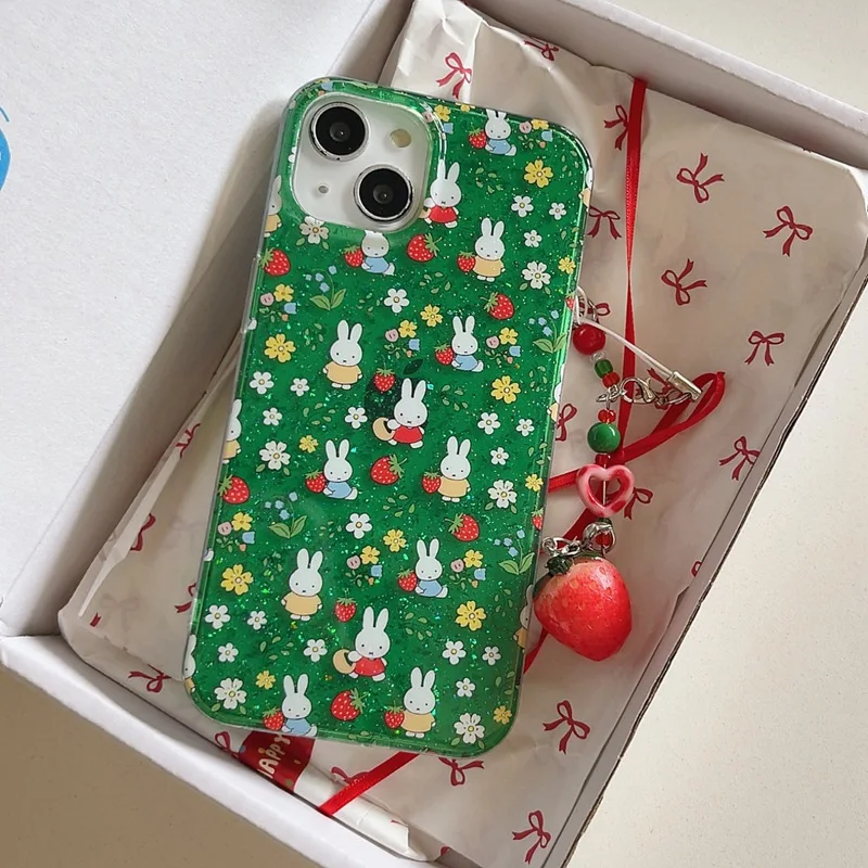Miffy เคสโทรศัพท์ Kawaii ดอกไม้สีเขียว Miffy กระต่ายการ์ตูนเคสโทรศัพท์เหมาะสําหรับ Iphone 16 Pro Max นําจี้สตรอเบอร์รี่