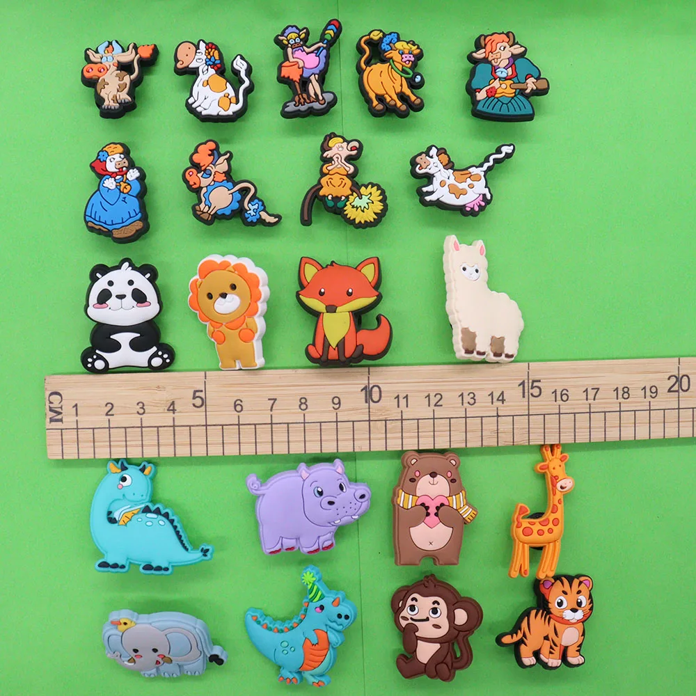 Mezcla de 50 piezas de PVC, animales, Tigre, León, zorro, caballo, jirafa, vaca, dinosaurio, Panda, mono, elefante, dijes para zapatos, decoraciones para bandas y pulseras